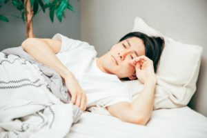 睡眠中に何度も目が覚めて熟睡できない状態を示すイラスト