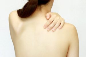 五十肩・四十肩の症状で腕が肩より上に上がらない患者の様子