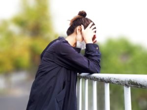 PMS（月経前症候群）に悩む女性のイメージ図