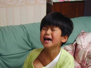 成長期の子どもが膝や足の痛みを感じている様子