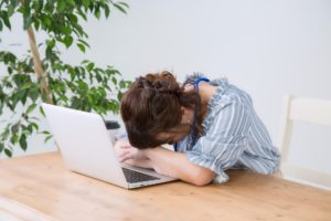 筋疲労で疲れが取れない女性