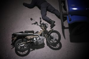 バイク事故による腰痛に苦しむ男性のイメージ画像
