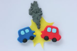 交通事故で搭乗者傷害保険・人身障害特約に悩むイメージ画像