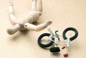 自転車事故に苦しむ男性のイメージ画像